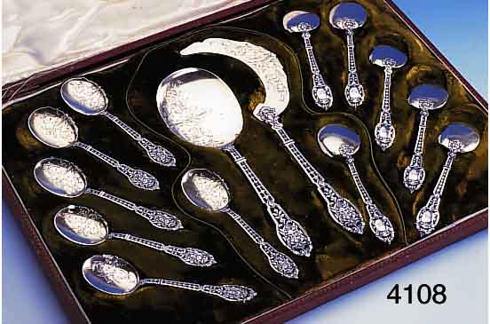 EISBESTECK FüR 12 PERSONEN, FRANKEICH,PARISEMILE PUIFROCAT UM 1890, 950ER SILBER, LAFFEN VERGOLDET, GRIFFE MIT GESäGTER DURCHBRUCHAR- BEIT, ...