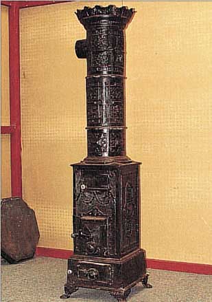 GUßEISERNER OFEN, FRANKREICH, UM 1890, REICHRELIEFIERT MIT KLASSIZISTISCHEN GIRLANDEN UND KASSETTEN, MEHRTEILIG, KRANZ GERISSEN, M. CA. 83 X ...