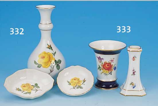 ZWEI KLEINE VASEN, MEISSEN, UM 1890 BZW. 1960, PORZELLAN, 1X PARTIELL KOBALTBLAUER FOND, BUNTE BEMALUNG, BLUMENBOUQUET UND STREUBLüM- CHEN, ...