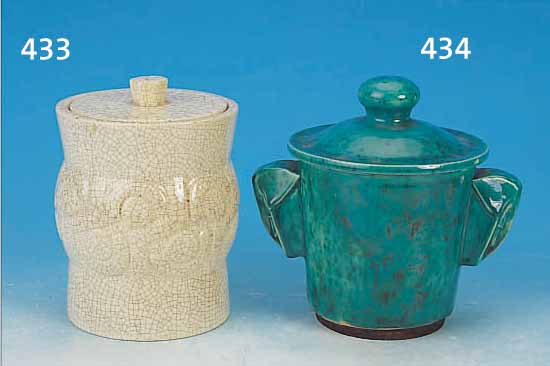 TABAKSTOPF, FRANKREICH, JUVENIA, UM 1930, STEINGUT, BEIGE GLASIERT UND FEIN KRAKELIERT, GEOMETRISCH RELIEFIERT, H. CA. 16 CM