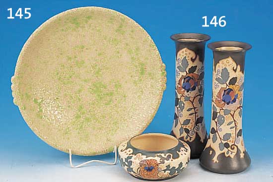 SCHALE, SIGN. JERôME MASSIER VALLAURIS, UM 1920, STEINGUT, MIT HELLGRüNEN GLASURAUF- SCHMELZUNGEN, D. CA. 36 CM