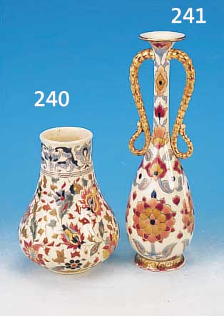 VASE, ZSOLNAY PECS, UNGARN, UM 1880, STEINGUT, CREMEFARBEN GLASIERT UND KRAKELIERT,BUNTE STILISIERT-FLORALE BEMALUNG, TEILVERGOL-DET, AM ...