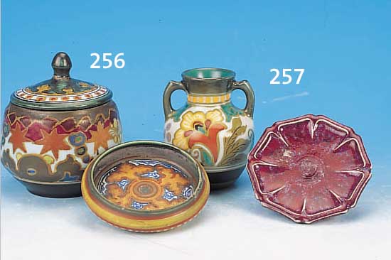 DREI KERAMIKTEILE, GOUDA, HOLLAND, 30ER JAHRE, BUNT BEMALT, DECKELDOSE (KNOPF ABGEBROCHEN)H. CA. 10 CM; SCHALE, D. CA. 10 CM; VASE, H. CA. 11 CM