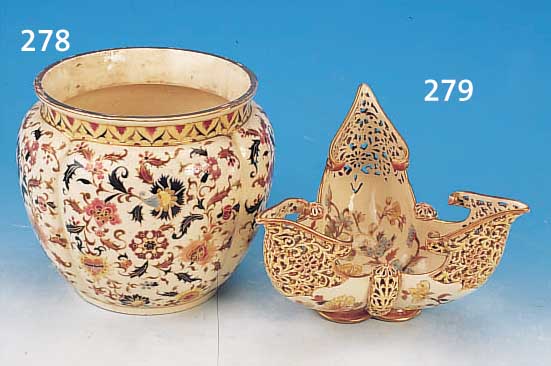 BLUMENüBERTOPF, ZSOLNAY PECS, UM 1880, STEINGUT, CREMEFARBENE KRAKELEEGLASUR, BUNTE FLORALE BEMALUNG, TEILVERGOLDUNG BERIEBEN, H. CA. 19 CM, ...