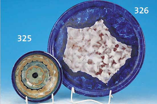 RUNDE PLATTE, SIGN. L. DAGE, UM 1935, KERAMIK MIT BLAUEN UND WEIßEN GLASURAUF- SCHMELZUNGEN, D. CA. 29 CM