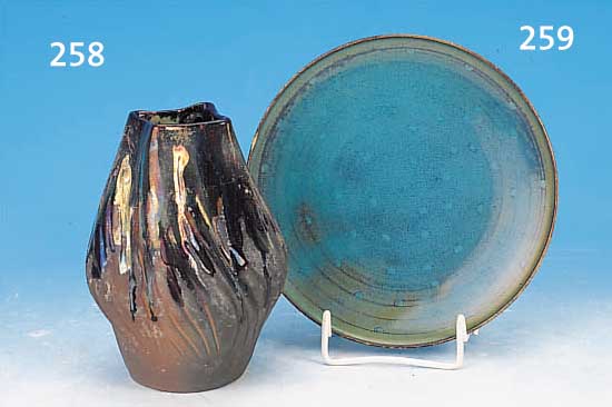 VASE, FRANKREICH, SOUFFLENHEIM, UM 1900, KERAMIK, IN SICH GEDREHTE RELIEFIERTE WANDUNG MIT BUNTEM LAUFGLASUREN IM OBEREN BEREICH, H. CA. 14,5 ...