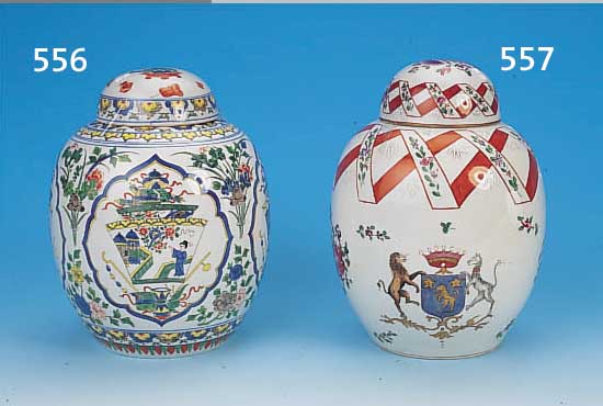 DECKELVASE, SAMSON PARIS, UM 1880, PORZEL- LAN, BUNTE BEMALUNG, WAPPENMALEREI U. BLUMEN- BOUQUETS, GOLDSTAFFAGE, H. 23 CM