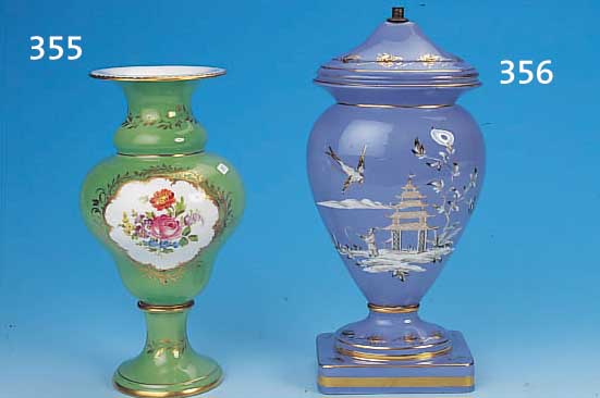 LAMPENFUß, JAPAN, UM 1915/20, PORZELLAN, HELLBLAUER FOND, BEMALT, SEELANDSCHAFT MIT ANGLER U. VöGELN, GOLDSTAFFAGE, H. 31,5 CM, NICHT ...