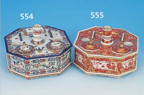 TINTENSET, DRESDEN, UM 1900, PORZELLAN, NACH VORBILD KUTANI, FLORALE BEMALUNG, ACHT- ECKIGE FORM, REICHE GOLDSTAFFAGE, D. 18 CM