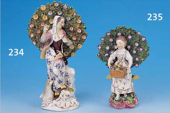 PORZELLANFIGUR, DRESDEN, UM 1870, MäDCHEN MIT BLUMENKORB VOR IDEAL. BLüHENDEM BäUMCHEN, BUNTE BEMALUNG, GOLDSTAFFAGE, H. CA. 17 CM, EINIGE ...