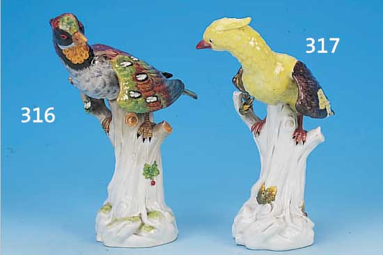 PORZELLANFIGUR, DRESDEN, UM 1910/15, PARADIESVOGEL AUF BAUMSTUMPF, BUNT BEMALT, AN 2 PLAST. BLüTEN BEST., H. CA. 24 CM