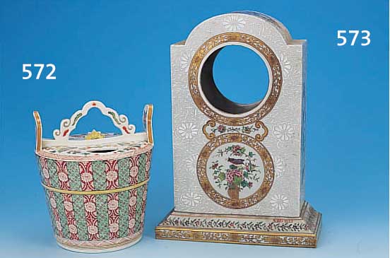 UHRENGEHäUSE, SAMSON PARIS, UM 1870/80, PORZELLAN, JAPONISIERENDER DEKOR, BUNT BE- MALT, IN KARTUSCHEN VöGEL IN BLüHENDEM GEäST, ...