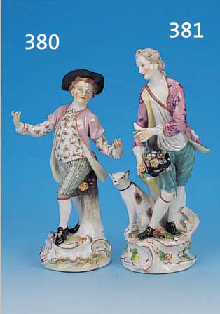 PORZELLANFIGUR, VOLKSTEDT, UM 1900, JUNGER MANN MIT VöGELCHEN UND BLUMENGEFüLLTEM HUT VON HüNDCHEN FLANKIERT, DIESES AN EINEM OHR BEST., ...