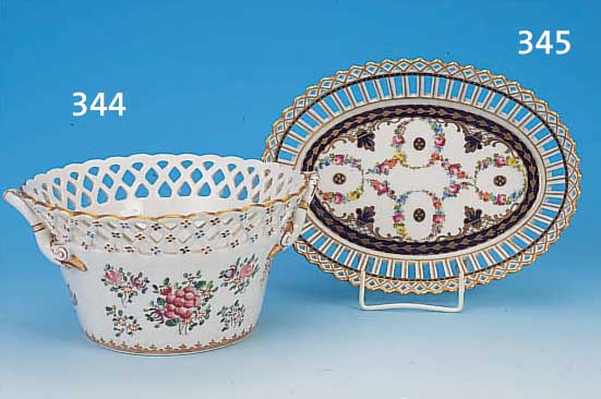 ZIERSCHALE, PLAUE, UM 1920, PORZELLAN, WANDUNG IN DURCHBRUCHARBEIT, BUNTE BEMALUNG, BLUMENGIRLANDEN, BLAUE RäNDER, REICHE GOLD- STAFFAGE, ...