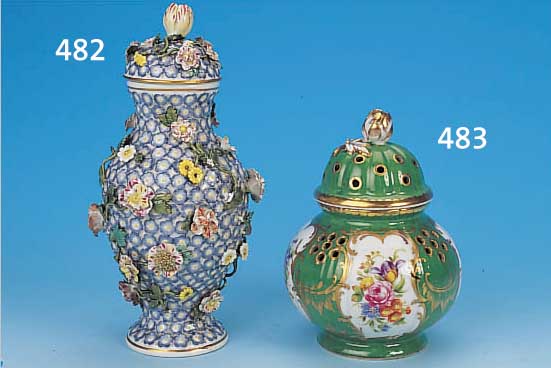 DECKELVASE, VOLKSTEDT, 30ER J., PORZELLAN, GRüNER FOND, VIER KARTUSCHEN, MIT JE EINEM BLUMENBOUQUET, FEINE BUNTE BEMALUNG, RAND IN PART. ...