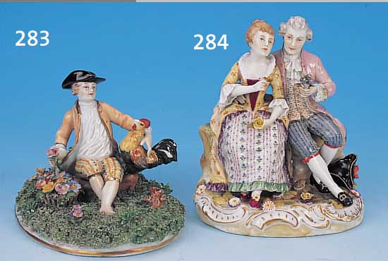 PORZELLANFIGUR, DRESDEN, UM 1910, MANN MIT HAHN UND BLUMENKORB SITZT AUF VOLLPLAST. WIE- SE, BUNT BEMALT, GOLDSTAFFAGE, KOMPLIZIERTE ARBEIT, H. ...