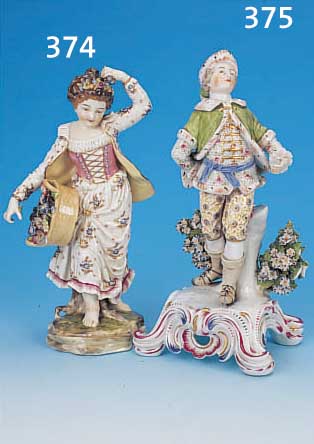 PORZELLANFIGUR, WOHL DRESDEN, UM 1830/40, SCHLITTSCHUHLäUFER, BUNT BEMALT, GOLDSTAF- FIERT, APPL. BLUMEN U. BLäTTER, H. CA. 29 CM, KL. ...