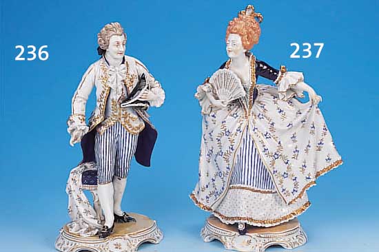PORZELLANFIGUR, DRESDEN, UM 1870/80, SICH VERBEUGENDER KAVALIER, BUNTE BEMALUNG, REICHE GOLDSTAFFAGE, H. 33,5 CM, MIT KL. BRANDRISS, KL. ...