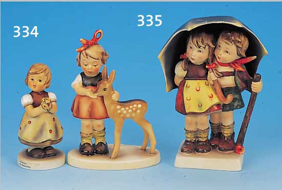 ZWEI HUMMELFIGUREN, 60/80ER JAHRE, STEINGUT, BUNT BEMALT, 1X MäDCHEN MIT REHKITZ, 1X FüRS MüTTERCHEN, H. CA. 14/11 CM