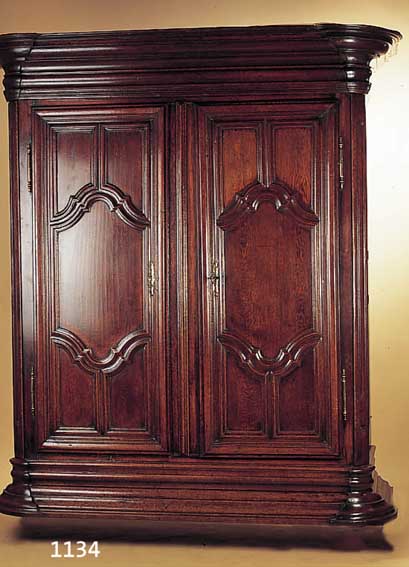 SCHRANK, FRANKREICH, UM 1770/80, EICHE MASSIV, KASSETTIERT, ALTERSSCHäDEN, 196 X 175 X 67 CM, SEHR ELEGANT