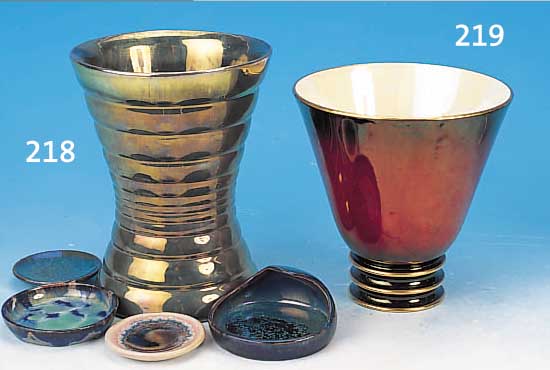 VASE, FRANKREICH, RAMBERVILLER, UM 1930, STEINGUT, GERILLTE WANDUNG, REICH LüSTRIERT, DAZU VIER KLEINE SCHäLCHEN MIT VERSCH. LAUF- GLASUREN, ...