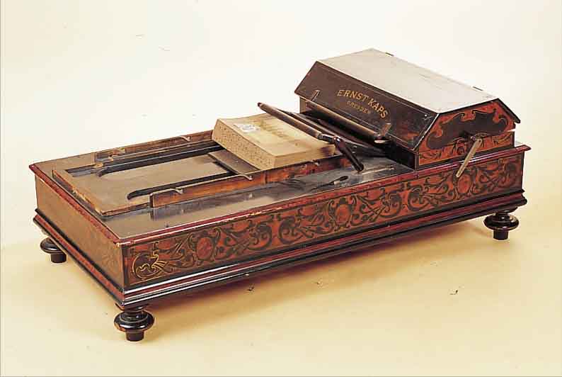 DREHORGEL, ERNST KAPS, DRESDEN, UM 1890, DREHMECHANISMUS, SPIELWALZE, VERSCHIED. EIN- STELLBAR, MIT MELODIEN VON WALDTEUFEL, BUCHEN-GEHäUSE, ...