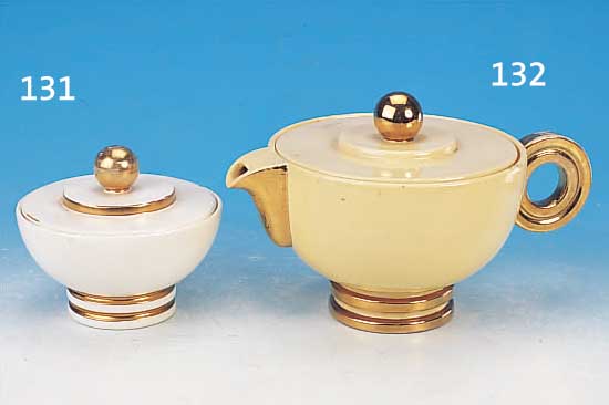 DECKELDOSE, ROBY PARIS, UM 1930, STEINGUT, CREMEFARBEN GLASIERT UND Z. T. VERGOLDET, H. CA. 10 CM, BERIEBEN , BESTOßEN