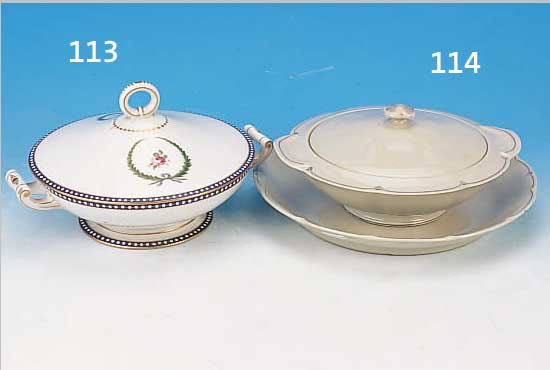 DECKELSCHüSSEL, GINORI/ITALIEN, PORZELLAN, BLAU UND GOLDEN STAFFIERT, ROSENDEKOR IN ZWEI KRäNZEN, H. CA. 15 CM