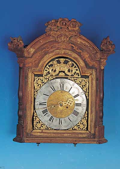WERK EINER STANDUHR UND KOPFTEIL DES GEHäUSES,DEUTSPRACHIGER RAUM, 18. JH., BOGENZIFFER- BLATT, ZINNZIFFERNREIF MIT ARKADEN, SIGN. H. HELLMAN ZU ...