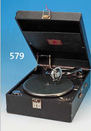 REISEGRAMMOPHON UND 50 PLATTEN, POLYPHON, 30/40ER JAHRE, 14 X 29 X 39 CM, BELEDERUNG BESCH., ALTERSSCHäDEN, PLATTEN ...