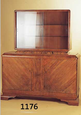 AUFSATZVITRINE, DEUTSCH, 30 JAHRE, WURZELNUßFURNIER, OBERTEIL VERGLAST, CA. 168 X 140 X 54 CM, MIT ALTERSBEDINGTEN GEBR.-SPUREN