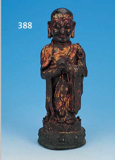 SKULPTUR EINES LOHAN, CHINA, UM 1580, MING-DYNASTIE, BRONZE, PATINIERT, RESTE ALTER FARBFASSUNG UND VERGOLDUNG, LOTUSSOCKEL, H. CA. 30 CM