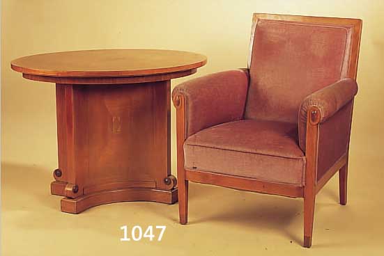 SITZGRUPPE, DEUTSCH, UM 1910, NUßBAUMFURNIERVIER ARMLEHNSESSEL UND EIN INTARSIERTER TISCH STRENGER JUGENDSTIL, ELEGANTER ENTWURF, L. ALTERS- ...