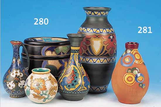 VASE, FRANKREICH, SIGN. MONTIERES, UM 1930, KERMAIK, MIT BUNTER STILISIERT-FLORALER EMAIL-MALEREI, H. CA. 16,5 CM