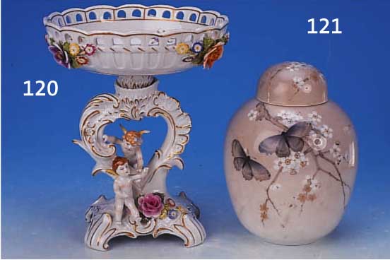 DECKDECKELVASE, KGL. KOPENHAGEN, UM 1900, HELLBRAUN GLASIERT, BEMALT MIT BLÜHENDEM KIRSCHZWEIG UND SCHMETTERLINGEN, DECKEL GEKLEBT, H. CA. 18 CM