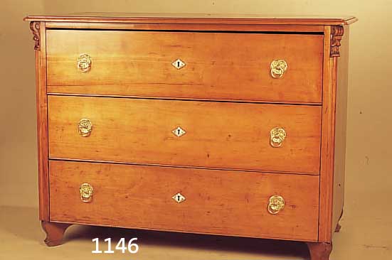 KOMMODE, ÖSTERREICH/UNGARN, UM 1870, ARHORN MASSIV, DREISCHüBIG, MESSINGBESCHLäGE, SPäTER, ALTERSSCHäDEN, O. SCHLüSSEL, MAßE AUF ...