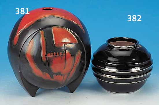 VASE, FRANKREICH, SIGN. ODYV, UM 1930, STEINGUT, SCHWARZ GLASIERT MIT SILBERDEKOR, H. CA. 15 CM, LEICHT BERIEBEN, REINES ART-DEKO