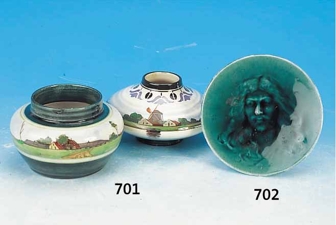 TELLER, SIGN. LACHENAL, UM 1895, STEINGUT, RELIEFIERTES MäNNERPORTRAIT, DUNKELGRüN GLA- SIERT, D. CA. 12 CM, RARITäT