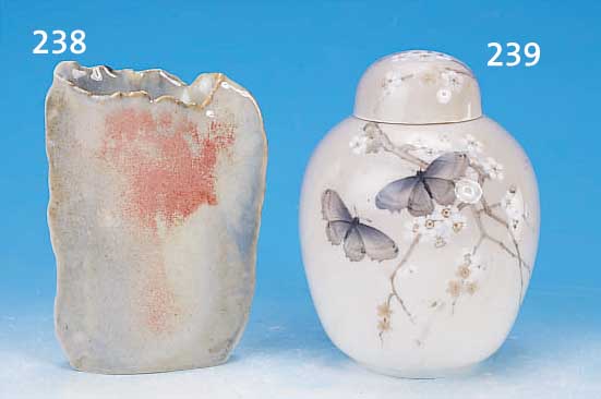 VASE, FRANKREICH, 60ER JAHRE, KERAMIK, GRAUBLAU GLASIERT MIT DUNKELROTER EINPUDERUNG,H. CA. 19 CM