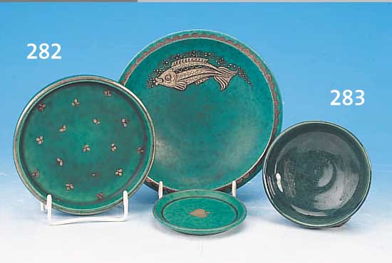 DREI TEILE KERAMIK, GUSTAVSBERG, UM 1930, GRüN GLASIERT MIT SILBERDEKOR, 1 X SCHALE MIT FISCHDEKOR, D. CA. 17,5 CM; 1 X SCHALE D. CA. 13,5 CM, 1 ...