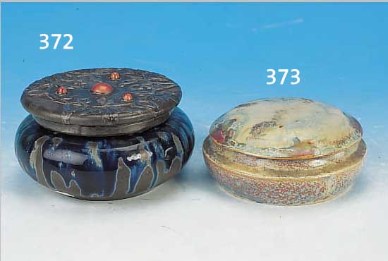 DECKELDOSE, FRANKREICH, SIGN. L. GREBER, UM 1900, KERAMIK MIT GRüNER UND BLAUER LAUF- GLASUR DECKEL MIT ZINNüBERZUG, RELIEFIERTER DEKOR MIT ...