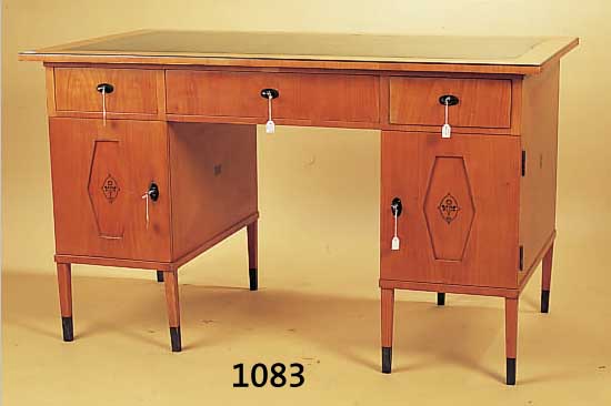 JUGENDSTILSCHREIBTISCH, UM 1900/10, KIRSCHBAUMFURNIER, INTARSIERT, GRüNE LEDERPLATTE, POLIERT, L. ALTERSSPUREN 75 X 125 X ...