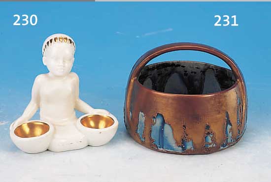 SCHALE, FRANKREICH, SIGN. DENBAC, UM 1920/30, KERAMIK, HELL- UND DUNKELBLAUE LAUFGLASUR, DARüBER KUPFERüBERZUG, BRONZEPATINIERT UND GEäTZT, ...