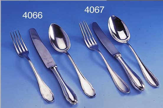 12 GABELN, 11 LöFFEL, 2 GROßE GABELN UND 2 MESSER, BSF 30/40ER JAHRE 800ER SILBER, GIRLANDENDEKOR, SILBERGEWICHT TOTAL CA. 1250 G