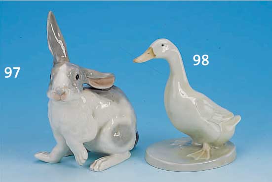 PORZELLANFIGUR, HEUBACH, UM 1910, KANINCHEN,NATURALISTISCHE UNTERGLASURBEMALUNG, H. 20 CM