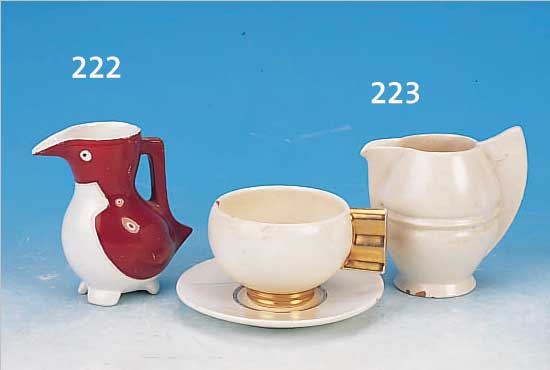 KLEINE KANNE, LIMOGES, SANDOZ, UM 1925/30, PORZELLAN, IN FORM EINES VOGELS, PARTIELL ROT BEMALT, LEICHT BEST., H. CA. 10,5 CM