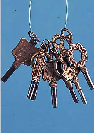 KONVOLUT: 7 TASCHENUHRSCHLüSSEL MIT VER- SCHIEDENEN METALLVIERKANTEN, NUTZSP., FüR DEN CHINESISCHEN/ENGLISCHEN MARKT, GEFERT. IN DER ZEIT ...