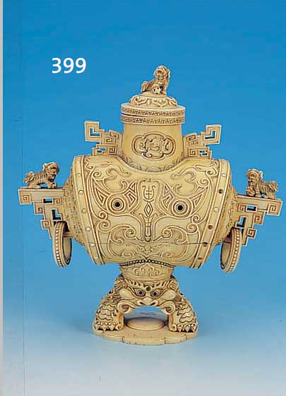 AUSGEFALLENES DECKELGEFäß, CHINA, UM 1900/20, MAMMUTH-ELFENBEIN, ZWEI HENKEL, REICHER RELIEFIERTER TAO-TIE-DEKOR, DECKEL U. HENKEL VON JE ...