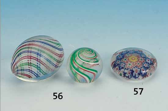 PAPERWEIGHT, FRANKR., UM 1810/30, FARBL. GLAS, BUNTE FLORALE EINSCHMELZUNGEN, D. 5,5 CM, L. ALTERSSP.