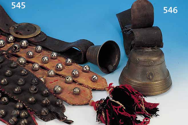 ALMABTRIEBGLOCKE, SüDDT., BRONZE, UM 1830, MIT WAPPENDEKOR UND LEDERRIEMEN, ALTERS- UND GEBRAUSSPUREN, D. 20 CM, H. 14 CM